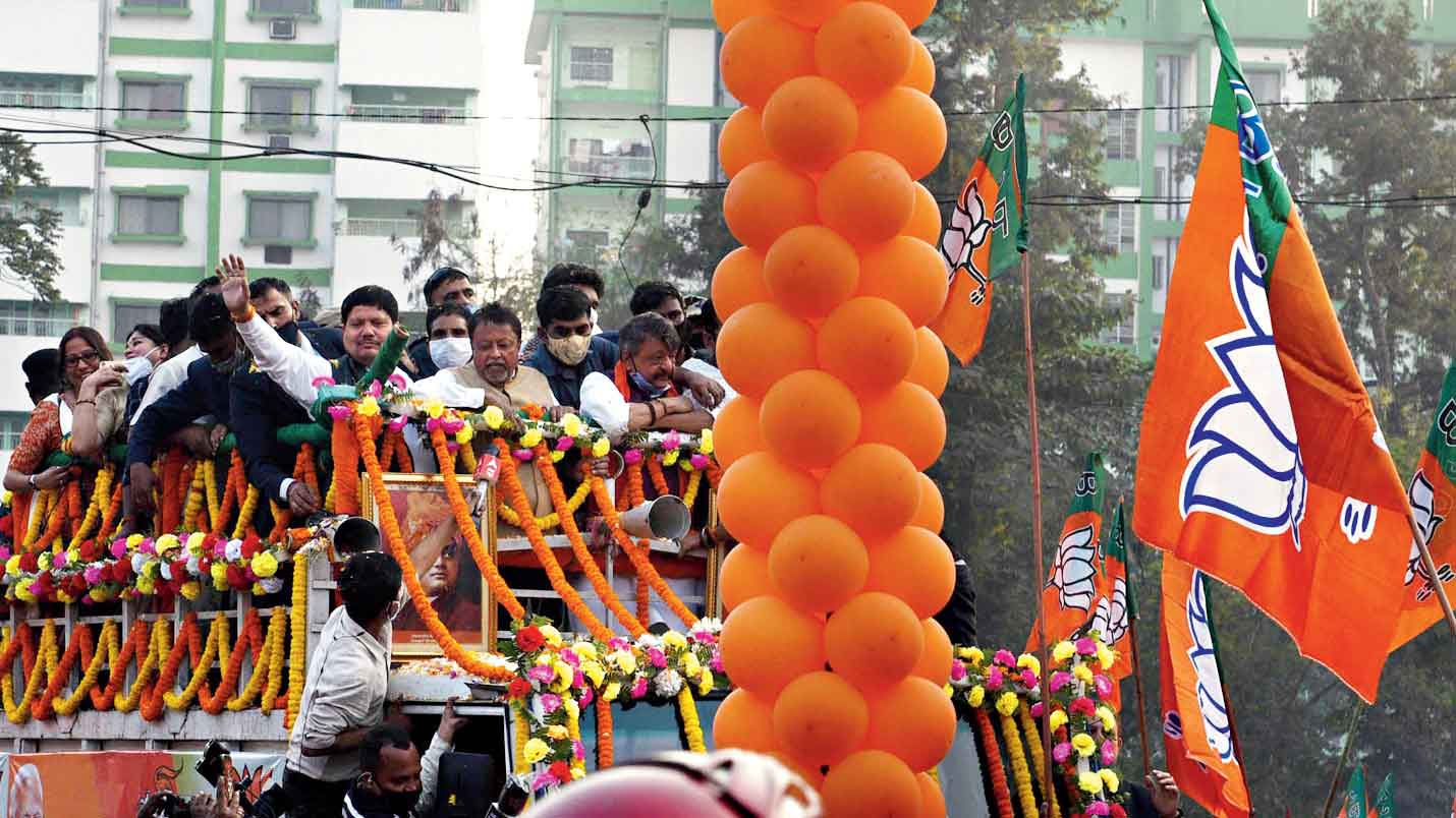 Stones hit BJP road show - scuffle broke out between supporters of the BJP and the Trinamul Congress in Calcutta 