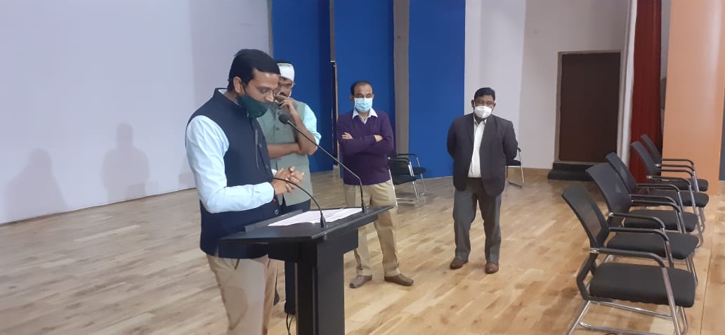 Deputy commissioner Chhavi Ranjan briefing officials during the review meeting for Covid-19 vaccination in Ranchi on Tuesday.