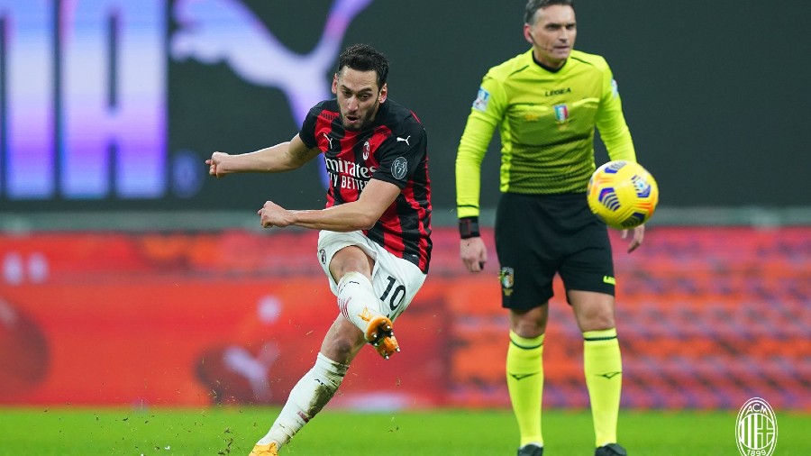 Juventus inflicted a first Serie A defeat of the season on league leaders AC Milan on Wednesday