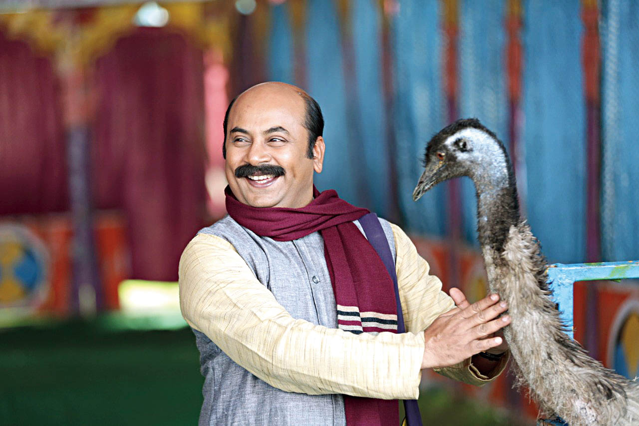 Anirban as Jatayu in Chhinnomostar Obhishap.