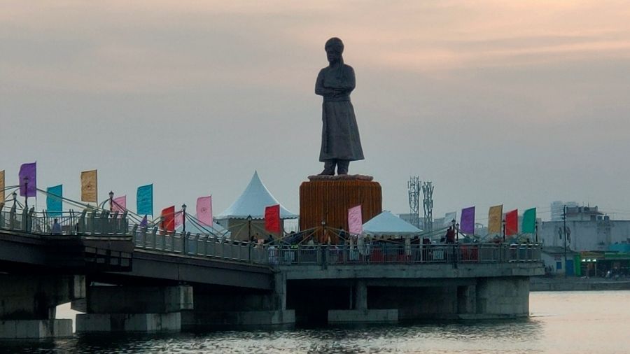 Statue of Swami Vivekananda decorated on the occasion of National Youth Day at Ranchi Lake, in Ranchi, on Tuesday.