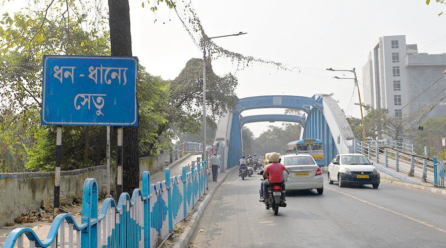 Accident  Kite string injures biker on Parama flyover - Telegraph India