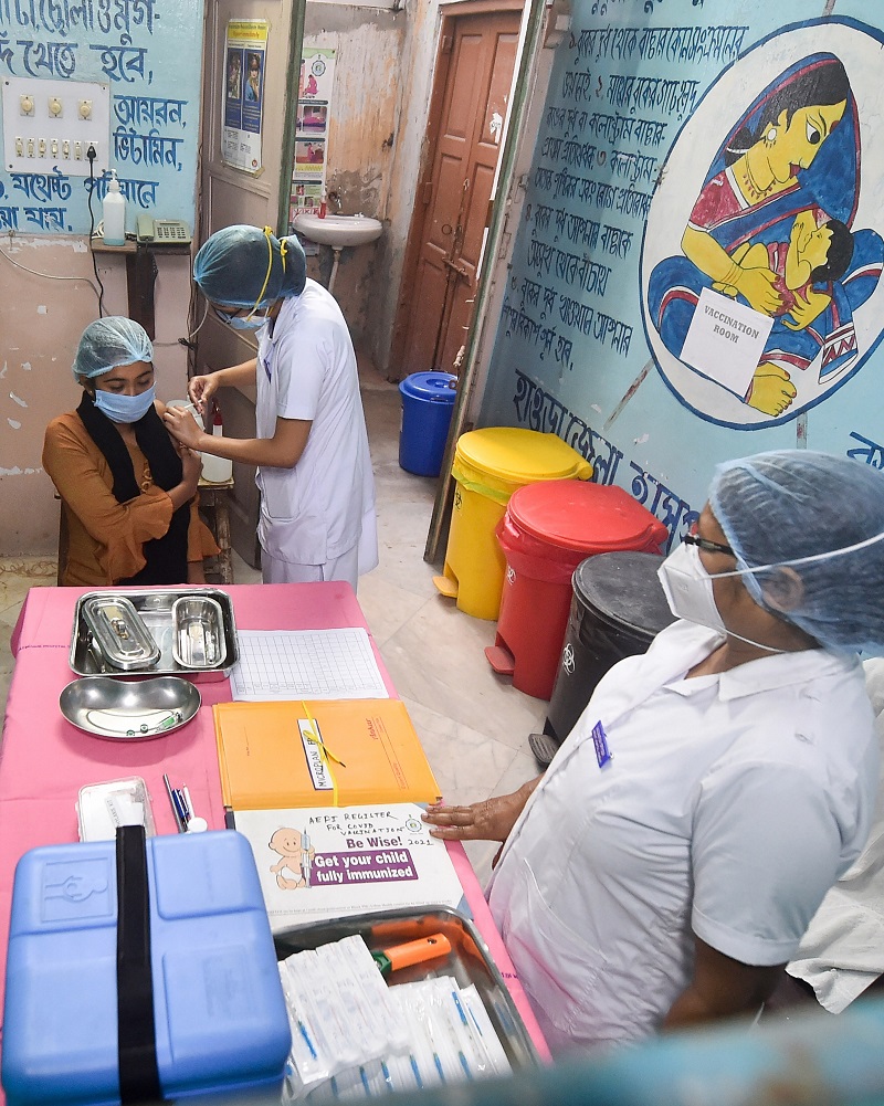 A medic administers the COVID-19 vaccine to a frontline worker, at District Hospital in Howrah on Saturday.