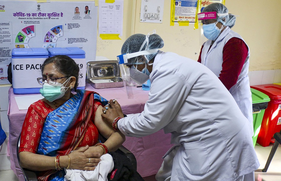 A medic administers the first dose of Covishield vaccine to a health worker, at Jawaharlal Nehru Medical College in Ajmer.