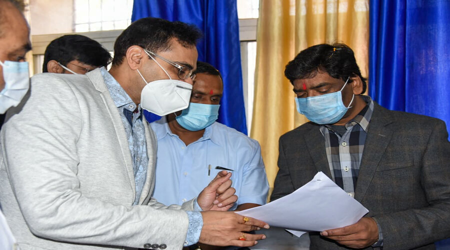 Chief Minister Hemant Soren and health minister Banna Gupta check the vaccine list in Ranchi.
