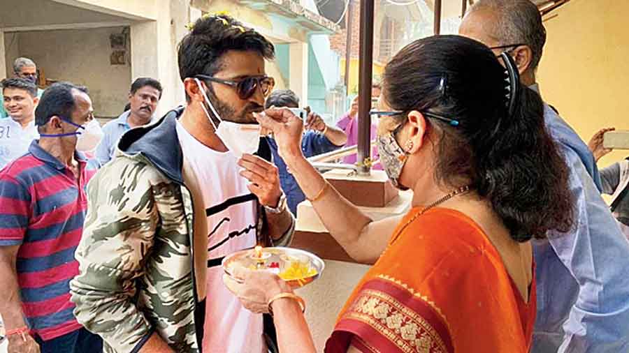 Shardul Thakur being greeted by his mother on arrival at his housing complex on Thursday.  The all-rounder arrived in Mumbai from Dubai  along with head coach  Ravi Shastri, captain Ajinkya Rahane, Rohit Sharma and Prithvi Shaw. They were felicitated at the airport by the Mumbai Cricket Association.