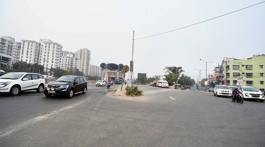 Cars head towards the crossing from Ruby.