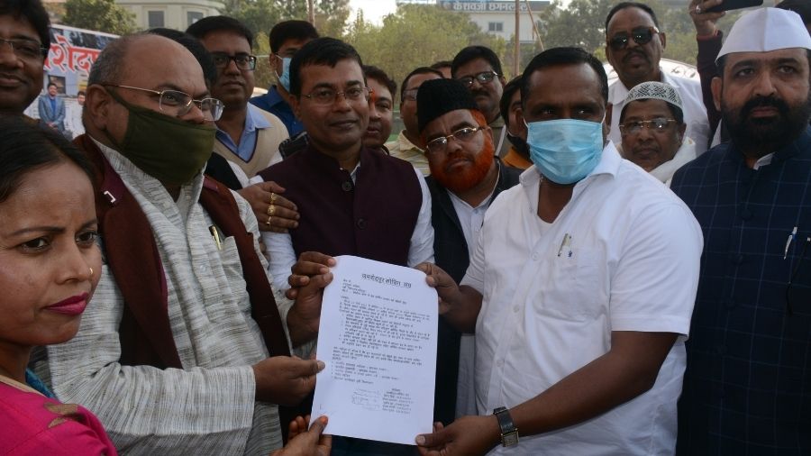 Members of the Jamshedpur Coaching Association hand over a memorandum to minister Banna Gupta at Ambagan ground in Jamshedpur on Saturday.