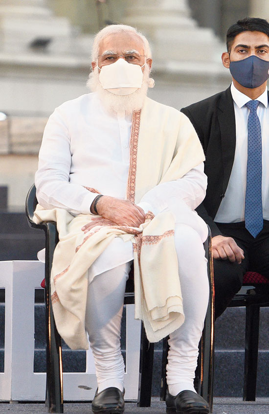 Narendra Modi on the dais at Victoria Memorial. In his speech, Modi uttered not a single word about how a section of the audience had tried to heckle Mamata