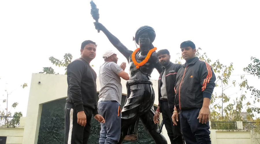 Rashtriya Yuva Shakti members clean up Birsa Munda Samadhi Sthal at Kokar in Ranchi on Monday.