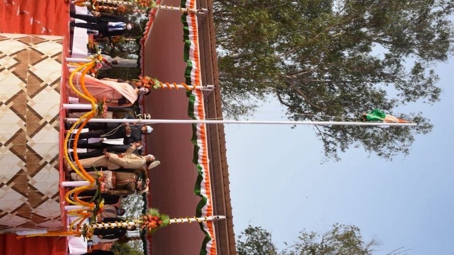 Chief Minister Hemant Soren unfurls the Tricolour on the occasion of Republic Day at Police Line Ground in Dumka on Tuesday. 
