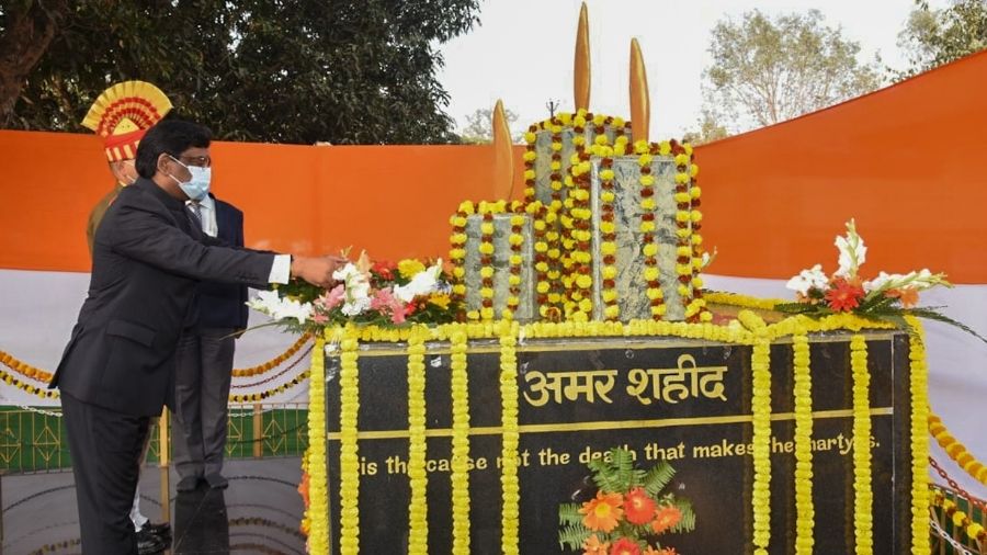 Chief Minister pays tribute to martyrs during the Republic Day celebrations at Police Line Ground in Dumka. 