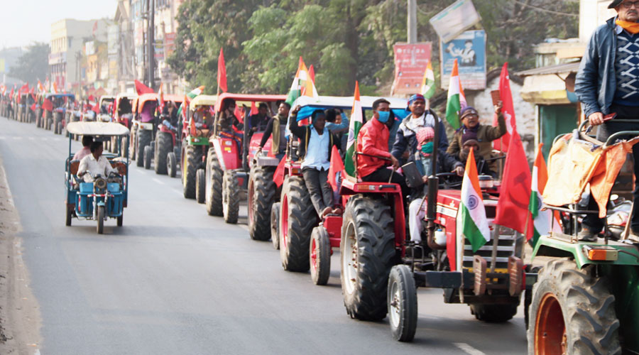 Bengal backs Delhi march - Tractors rolled into Burdwan-organised by the Left-backed All India Kisan Sangharsh Coordination Committee