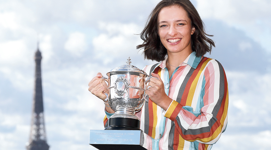 Iga Swiatek with the French Open Trophy in October 2020.
