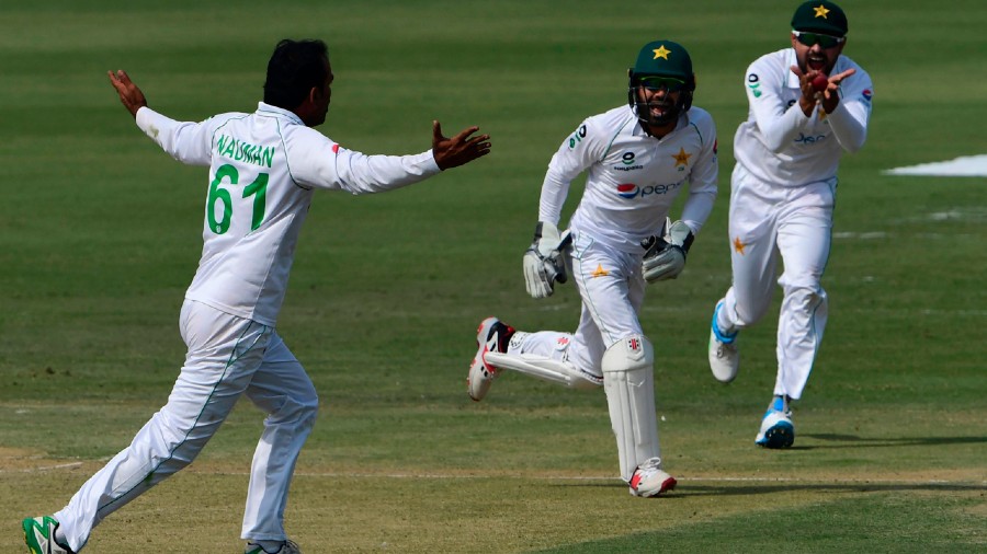 Pakistan grabbed three late wickets to put SA in a tricky spot