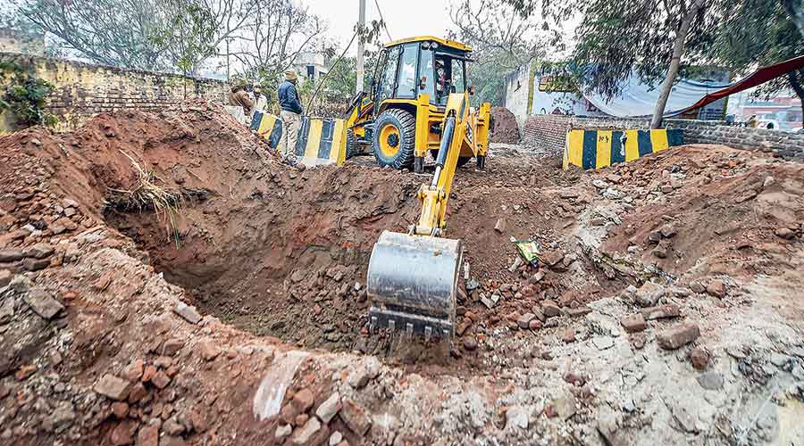 Police personnel ramp up security arrangements near the site of the farmers’ agitation at the Singhu border. 