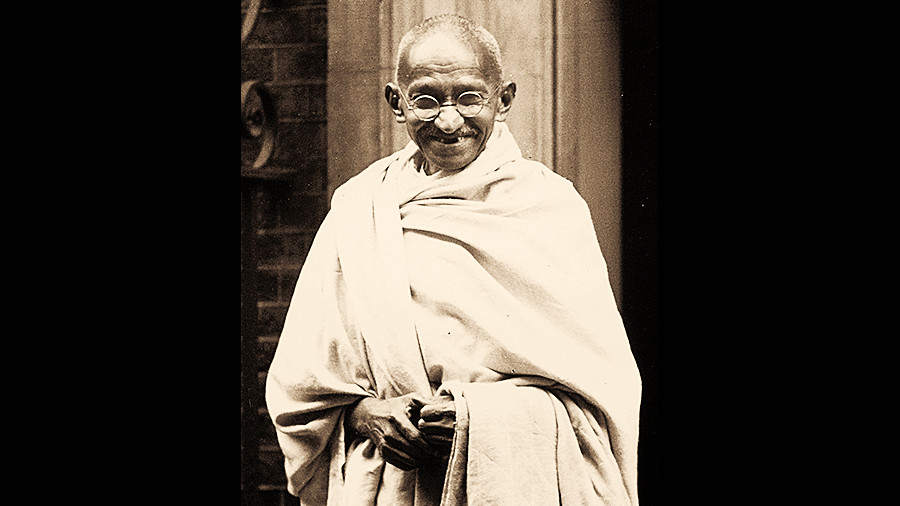 Indian leader Mahatma Gandhi (Mohandas Karamchand Gandhi), outside 10 Downing Street, London.