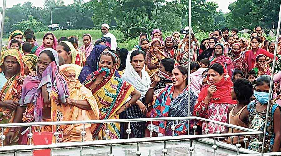 Villagers mourn the deaths of the trio at Hatia-Palibari in North Dinajpur  on Friday.