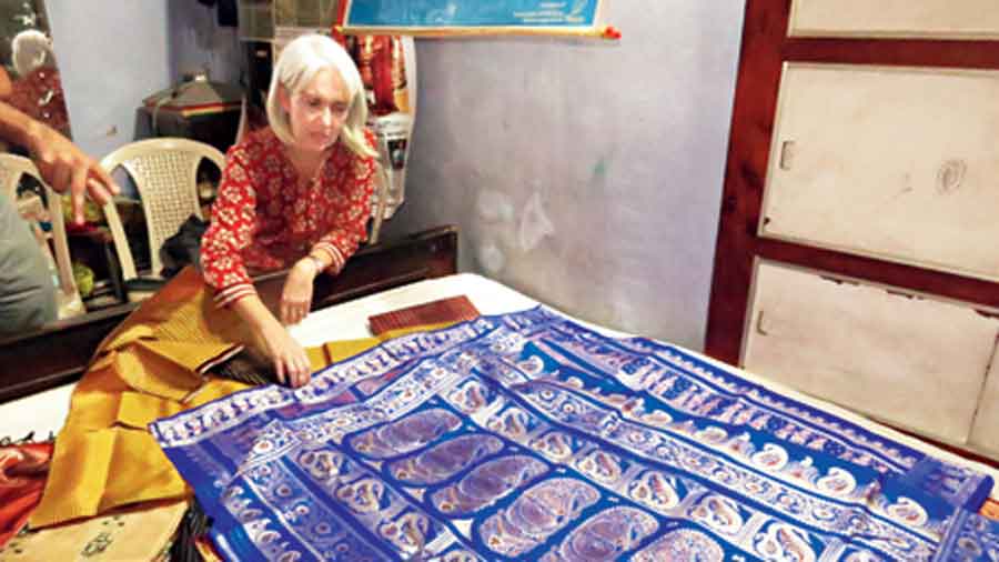 Hoffman at a Baluchori weaver’s studio in Bishnupur in 2019. 