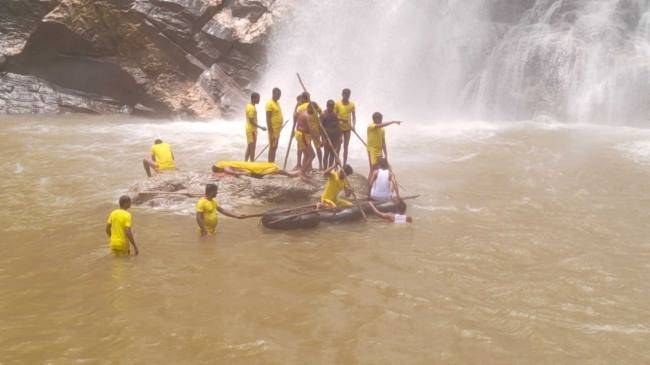 Expert divers searching for the bodies in Vrindaha fall in Koderma on Saturday. 
