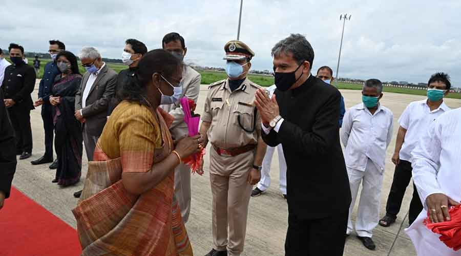 Chief secrertary Sukhdev Singh greets outgoing governor Droupadi Murmu before her departure from Ranchi airport on Monday. 