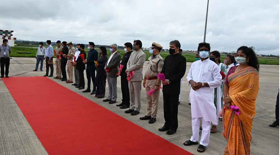 Chief minister Hemant Soren (second from right), wife Kalpana (right) with senior officials of the state government at airport to see off outgoing governor Droupadi Murmu on Monday. 