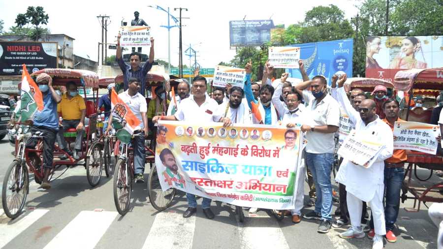  Congress workers under the banner of Minority Cell Dhanbad District Congress Committee took out a cycle, rickshaw rally at Randhir Verma Chowk in Dhanbad on Wednesday to protest against the Petrol, Diesel and LPG price hike.