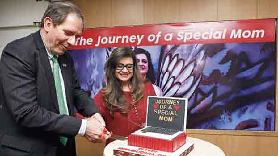 Nick Low and Minu cut a special cake on the occasion