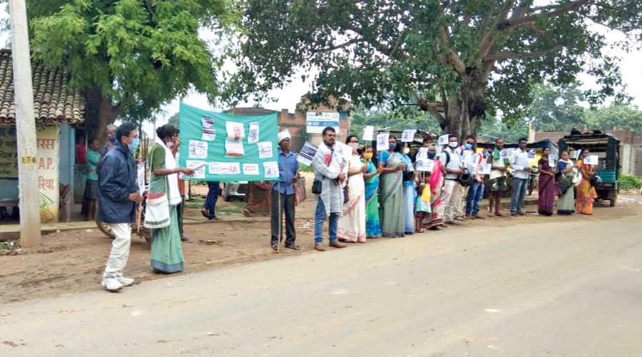 Villagers take part in a human chain protest at different stretches of Latehar and Gumla on Tuesday. 