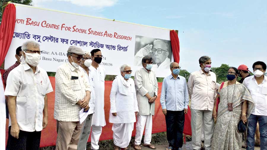 Left Front leaders at the unveiling of a signboard on the plot allotted for the research centre named after Jyoti Basu in New Town
