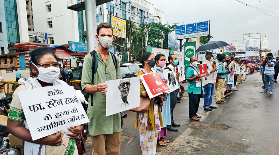 Economist Jean Dreze (second from left) and others  form a kilometre-long human chain in Ranchi  on Friday. 