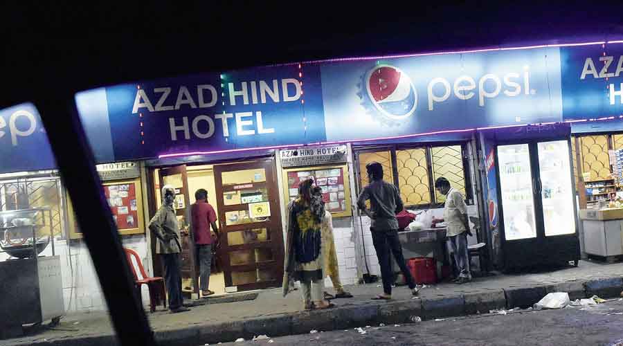 Customers served in cars in front of the eatery opposite the Ballygunge Maidan army camp gate at 12:18am.