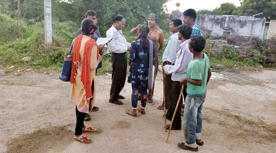 Surveyors meet villagers engaged in job scheme projects in Jharkhand.