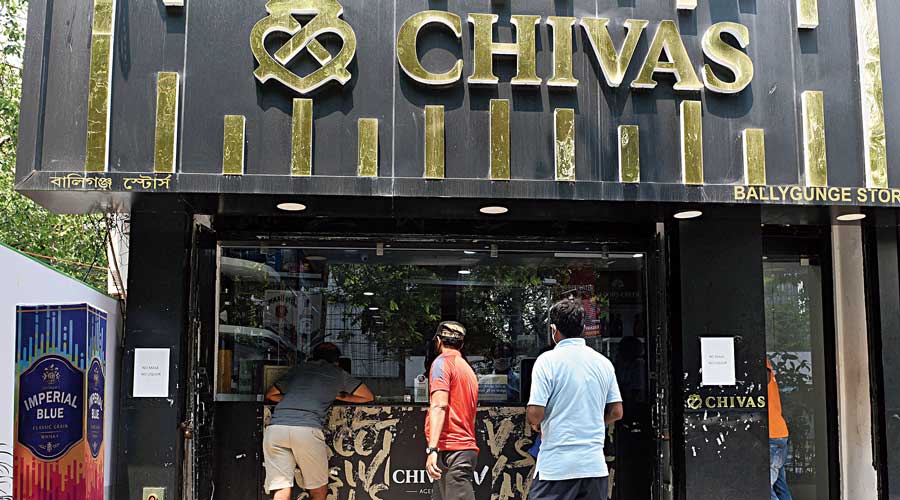 A few buyers at a wine shop in Ballygunge Phari around 1pm.