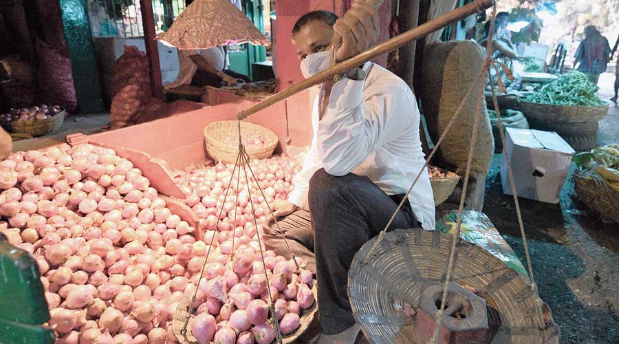 A state farmer leader has termed Kavade’s situation “unacceptable” while the agent who bought the onions has blamed the quality of the consignment.