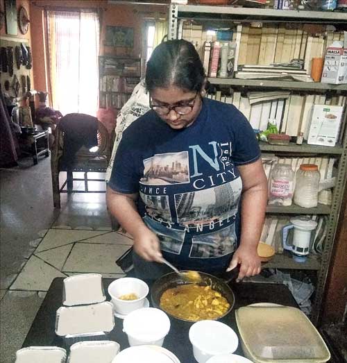 Swechcha Dhara Dasgupta packs food for Covid patients