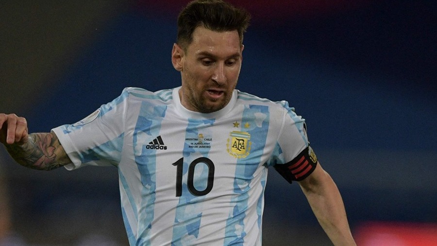 Lionel Messi in action versus Chile.