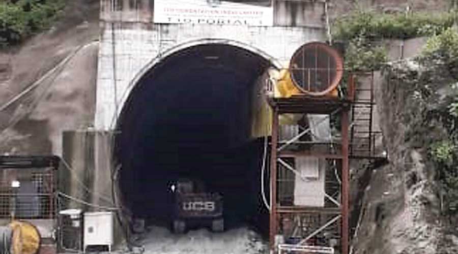    Two-meter-wide rock crashes on workers in tunnel near Kalimpong, two killed