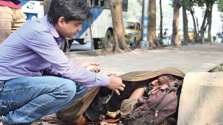 A member of Iswar Sankalpa treats a homeless man
