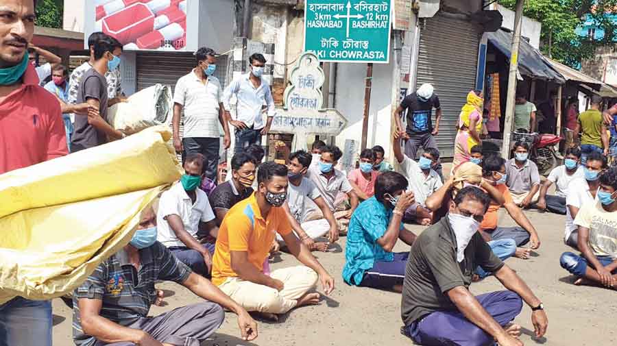 Construction workers squat on Taki Road, North 24-Parganas, demanding cash assistance and withdrawal of Covid restrictions. 
