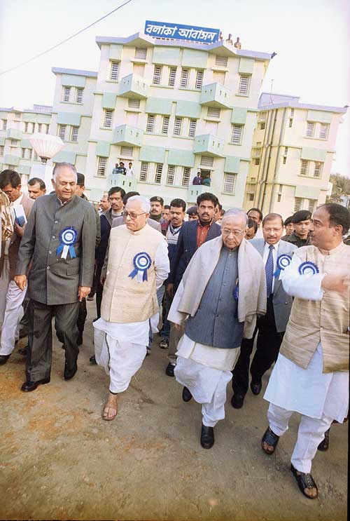 Planning Commission deputy chairman K.C Pant (left) with chief minister Buddhadeb Bhattacharya, Jyoti Basu and Gautam Deb at the inauguration of Balaka Abasan, Hidco’s first initiative for economically weaker sections, on January 16, 2003