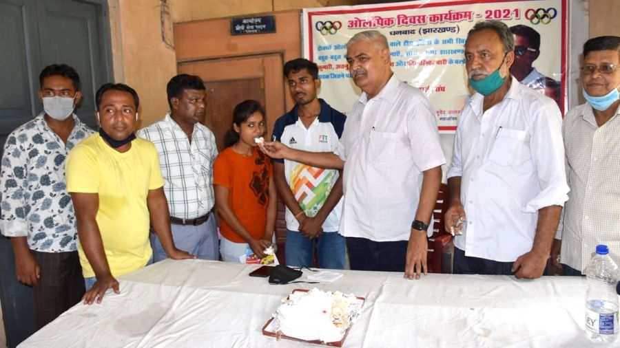 Bijay Kumar Jha, President Dhanbad Archery Association, offers cake to Dhanbad state level archer player Deepa  Kumari on Tuesday at Gandhi Seva Sadan Ground in Dhanbad.