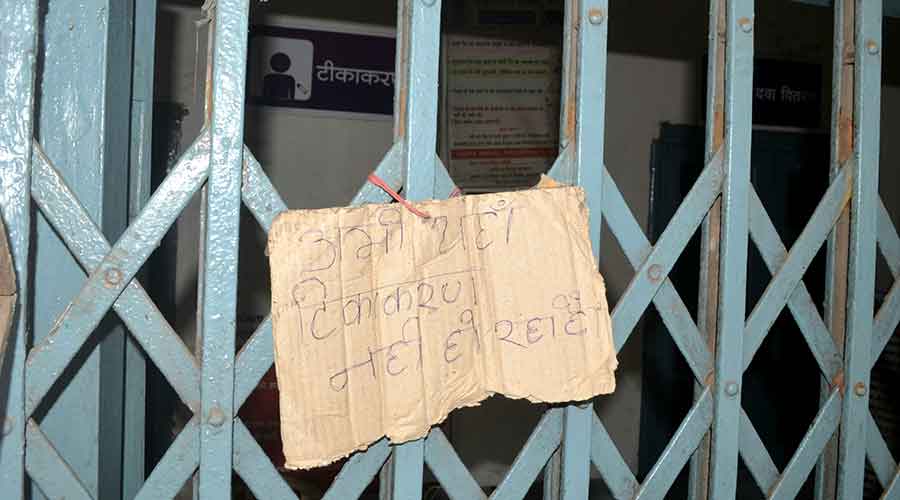 A vaccination suspension notice at a jab centre at Rajbari, Jharia in Dhanbad on Wednesday.