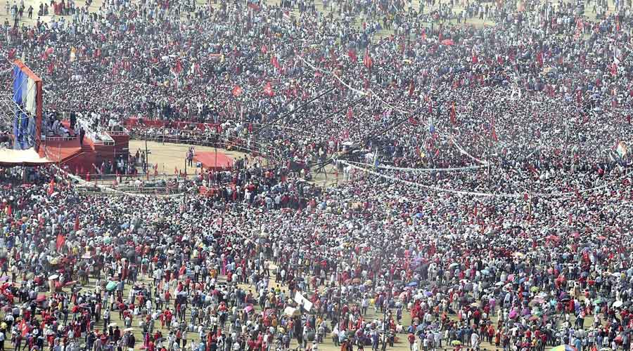 Activists and supporters travel towards Brigade Parade Ground to join Left-Congress and Indian Secular Front (ISF) joint rally