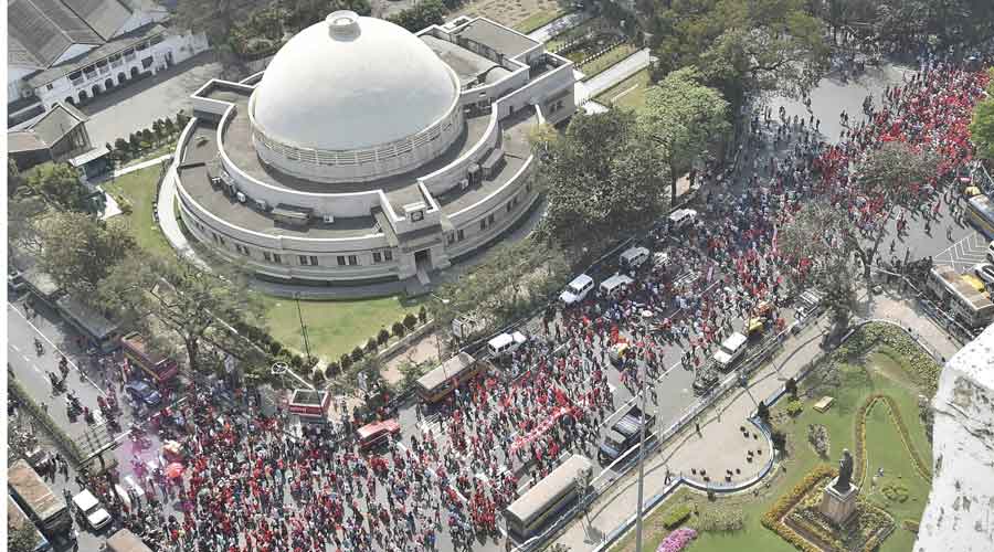 Left party activists march towards Brigade Parade Ground to join Left-Congress and Indian Secular Front joint rally