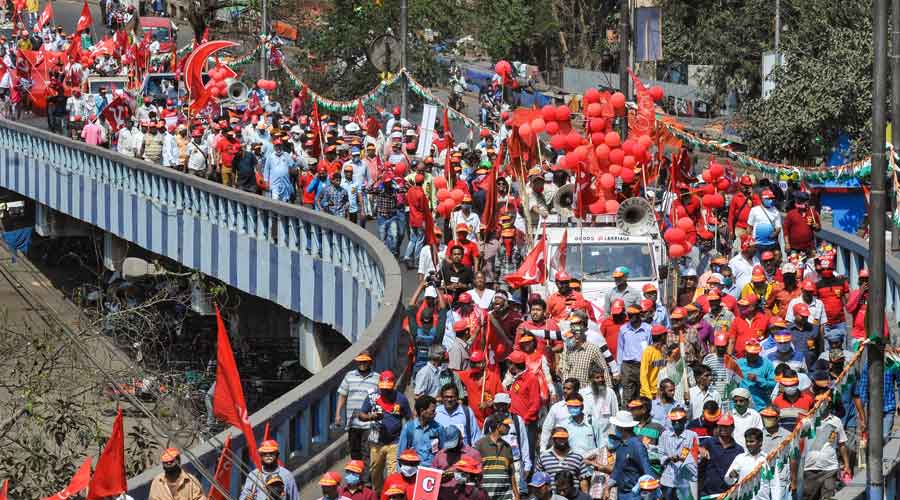 CPI(M) workers participate in a march towards Brigade Parade Ground during mass Left Front and Congress