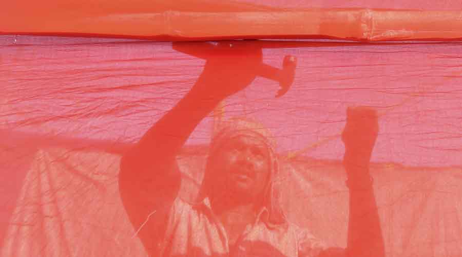  A worker fixes a tent as preparations underway at Brigade Parade Ground on the eve of Left-Congress joint rally 