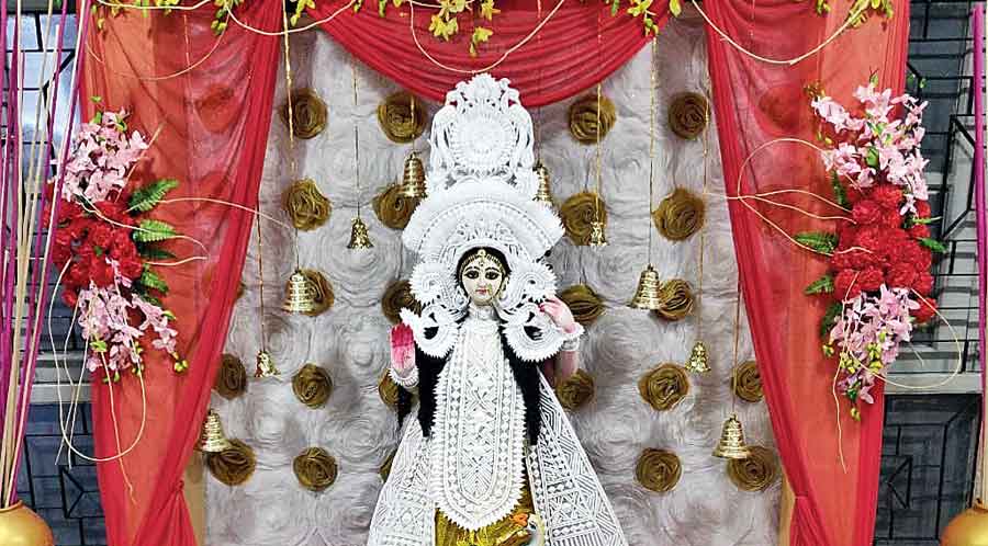 the-telegraph-young-metro - Saraswati Puja: Fun and prayer streamed live -  Telegraph India