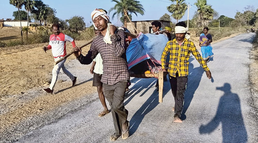 Relatives carry the woman and child on a cot to the hospital in Giridih on Thursday. 