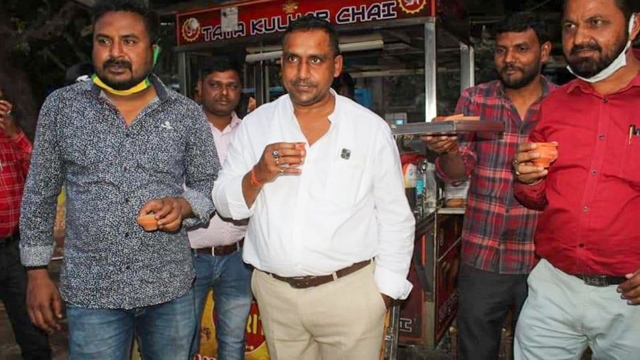 Banna Gupta (in middle).